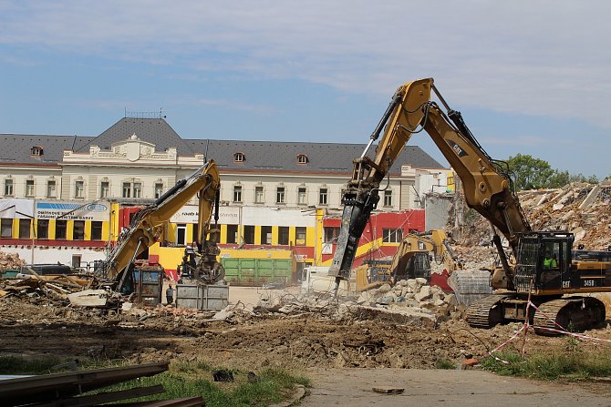 Demolice starého zimního stadionu postupuje rychleji, než se předpokládalo. Za pár týdnů nebude po budově pamatující slavnou éru jihlavského hokeje ani památky.