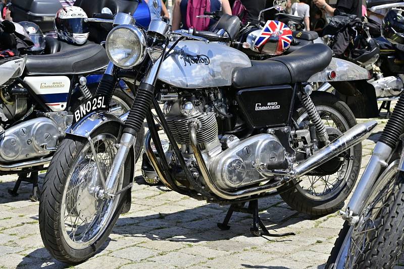 Do historické Telče se sjely motocykly britské značky Norton.