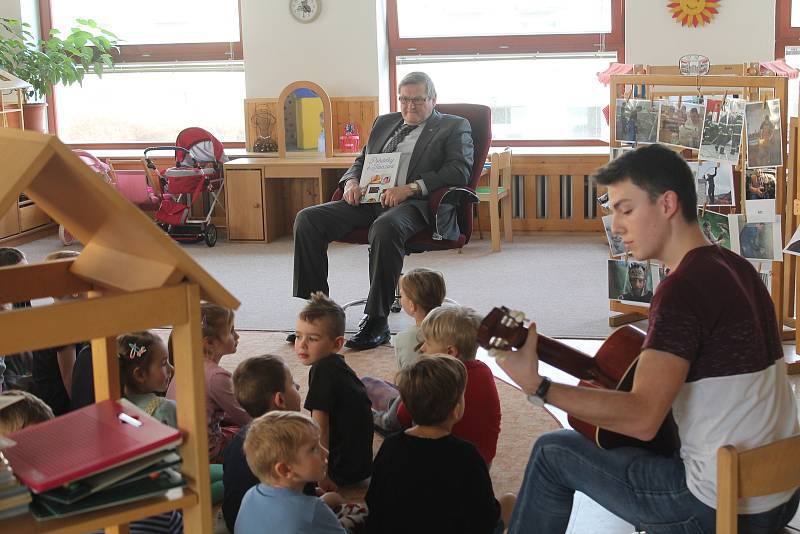 Hejtman přečetl dětem pohádku a poté si mohl poslechnout dvě písničky se zimní tematikou. Foto:  Deník/Martin Singr