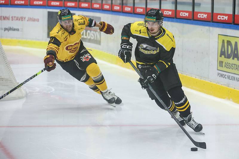 V 8. kole letošního ročníku Chance ligy hokejistům Dukly Jihlava (ve žlutých dresech) pelhřimovský azyl nesvědčil. Sokolovu (v černém) totiž podlehli těsně 2:3.