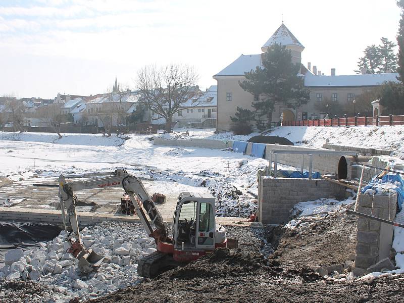 Bagry ještě Štěpnický rybník neopustily.