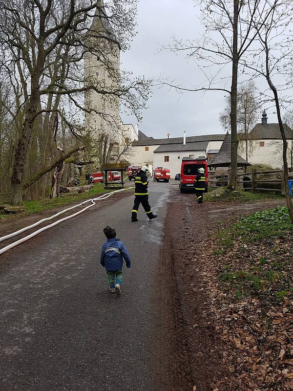 V pondělí 25. dubna se cvičně hasil hrad Roštejn.