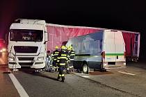 Tragická nehoda na silnici I/38 u Antonínova Dolu. Řidič dodávky srážku s kamionem nepřežil.