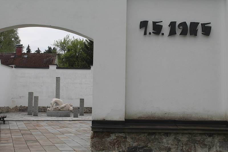 Vězeňský dvůj v Třešti je pietní místo, kde byli 7. května 1945 zastřeleni místní občané. Tragédii  připomíná sousoší Oběti revoluce