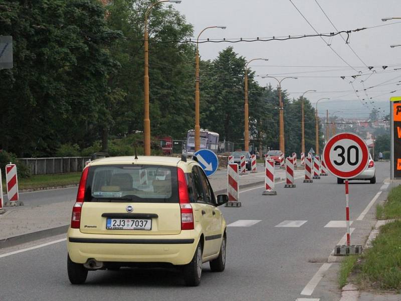 Příprava na opravy na Okružní ulici v Jihlavě.