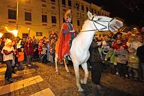Průvod sv. Martina, který přijel 11. listopadu na bílém koni také na jihlavské Masarykovo náměstí.