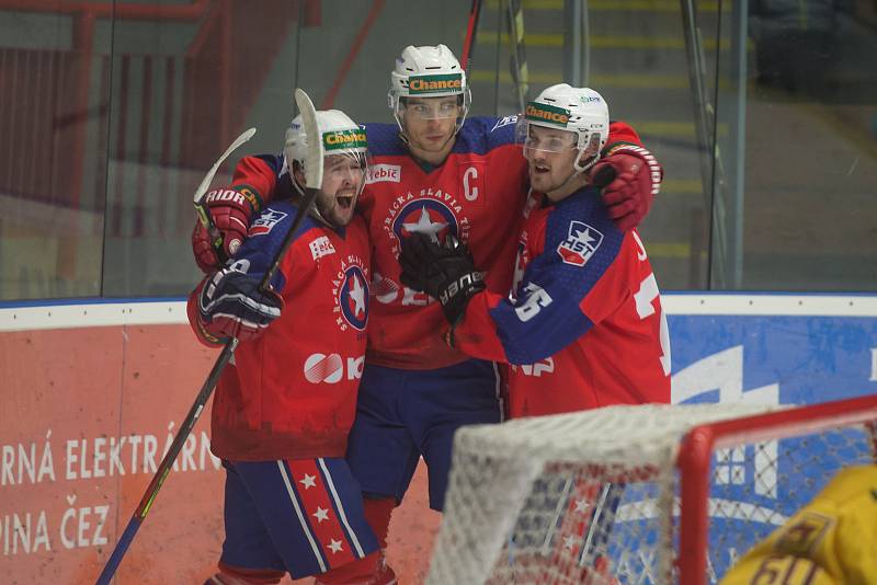 Na středeční hokejové derby mezi Horáckou Slavií Třebíč (v červených dresech) a hostující Duklou Jihlava mohl jen omezený počet fanoušků.