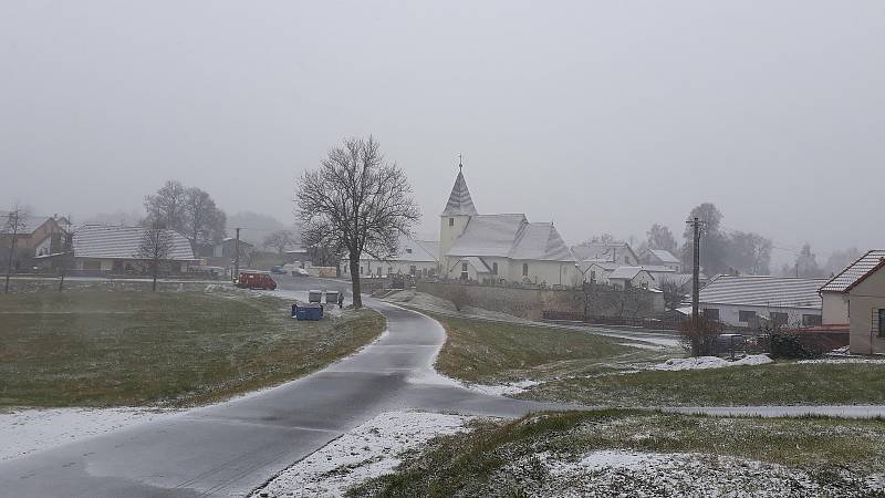 První letošní sněhové vločky. Pátek 26. listopadu 2021 v Růžené na Jihlavsku.