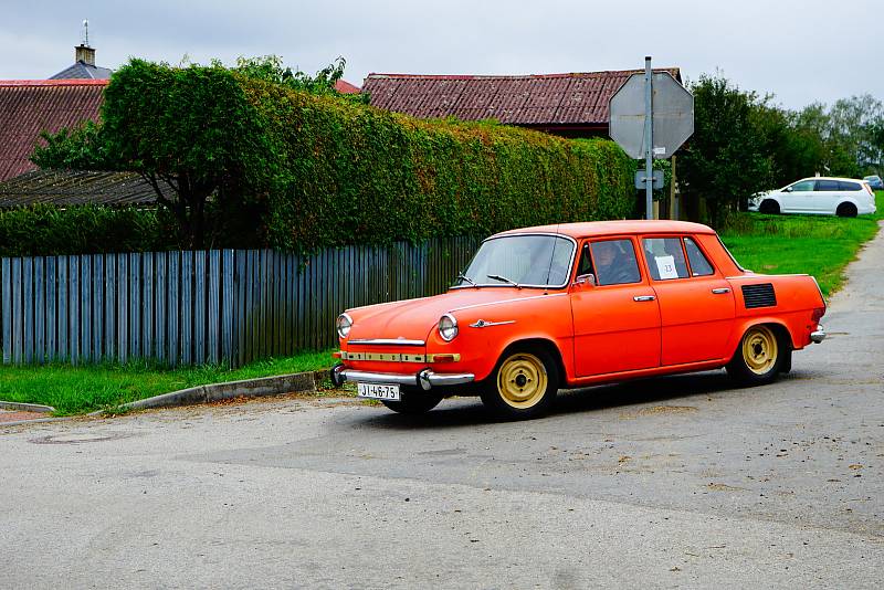 Po Jihlavsku se projížděla veteránská auta a motorky.