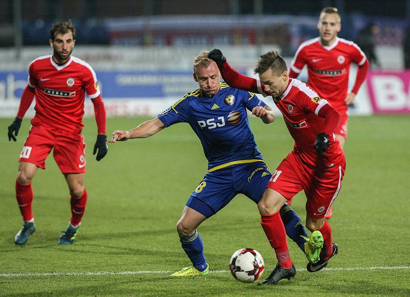 Zápas 15. kola první fotbalové ligy mezi FC Vysočina Jihlava a FC Zbrojovka Brno