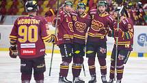 Páté utkání hokejového semifinále Chance ligy mezi HC Dukla Jihlava a HC Baník Sokolov (v bílém).