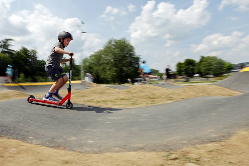 Jihlavská dráha pro kolečka v pohybu se otevřela. Na své si přijdou příznivci koloběžek, freestyle kol i skateboardů. Unikátní hřiště přilákalo na otevření desítky  malých i velkých neohrožených jezdců.