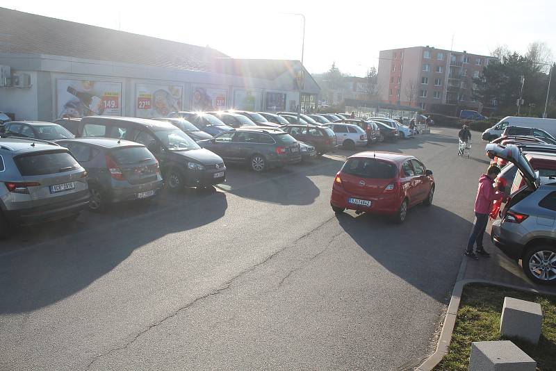 Více aut je v prosinci snad všude, dlouhodobé parkování u Lidlu ale reguluje závora.