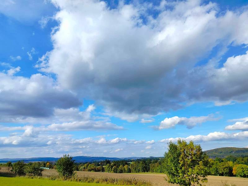 Krásné podzimní dny vybízí k procházkám po okolí. Třeba na Šibeniční vrch nad Třešť.