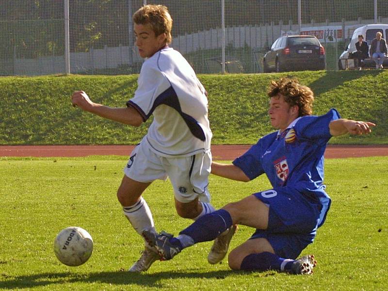 Mladší dorostenci Jihlavy (v modrém) vedli v Opavě už 3:0, ale domácím se utkání povedlo zdramatizovat. Vysočina nakonec těsné vítězství 3:2 udržela.