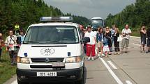 Na místě byla policie. Za páskou přihlížejí lidé, kteří jeli na dovolenou nebo z práce domů. Na dálnici u Větrného Jeníkova se zdrželi čekáním až téměř čtyři hodiny.