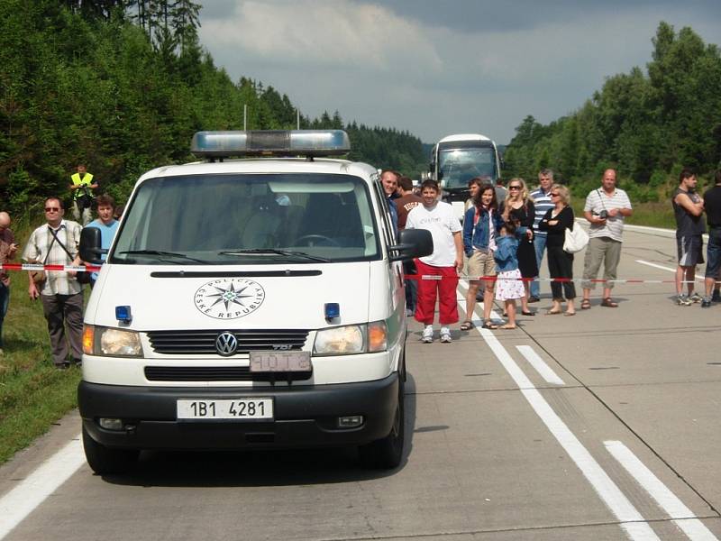 Na místě byla policie. Za páskou přihlížejí lidé, kteří jeli na dovolenou nebo z práce domů. Na dálnici u Větrného Jeníkova se zdrželi čekáním až téměř čtyři hodiny.