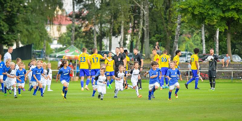 Ve středečním utkání prvního kola MOL Cupu zvítězili fotbalisté Jihlavy (ve žlutých dresech) na stadionu divizního Žďáru nad Sázavou (v bílém) 4:2.