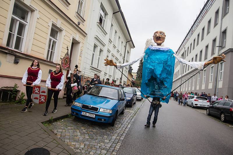 Tradiční průvod krojovaných jihlavských havířů ke Kostelu svatého Jana Křtitele v Jihlavě.