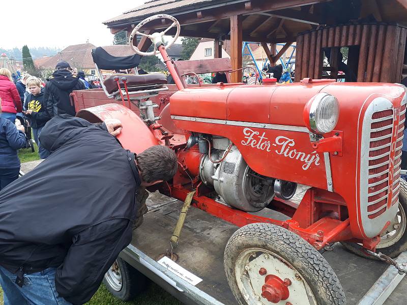 V Třeštici se konal oblíbený sraz traktorů Zetor. K vidění bylo přes sto Zetorů.