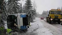 Nehoda autobusu, která se stala kousek za Řehořovem, ochromila na několik hodin silniční tah z Jihlavy směrem na Brno.