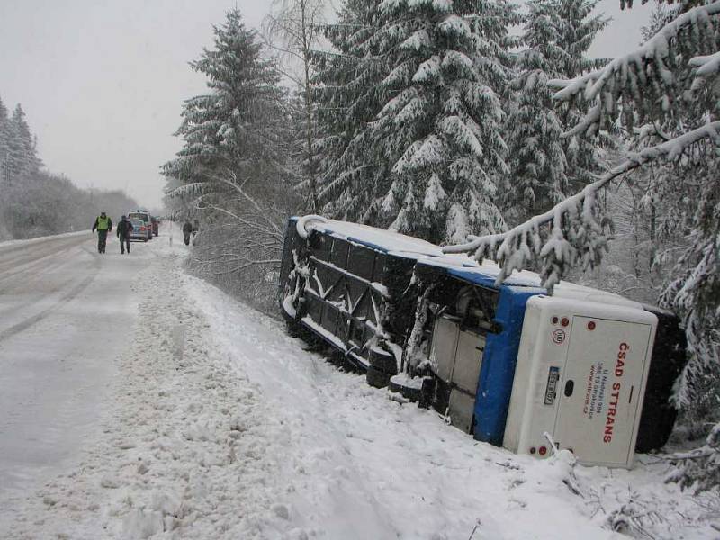 Nehoda autobusu, která se stala kousek za Řehořovem, ochromila na několik hodin silniční tah z Jihlavy směrem na Brno.