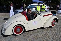 Na Husovo náměstí přijela jako první Jawa Minor roadster z roku 1939. Za volatnem seděl Lukáš Kudrna, navigovala Hana Kudrnová.