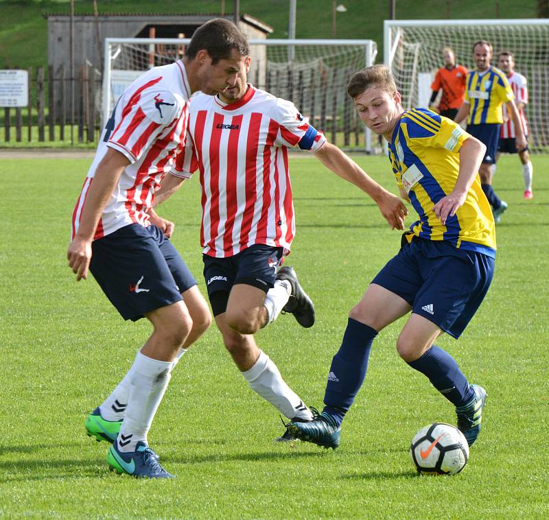 Fotbalisté Bedřichova (v bíločerveném) na svém hřišti hostili Dobronín.