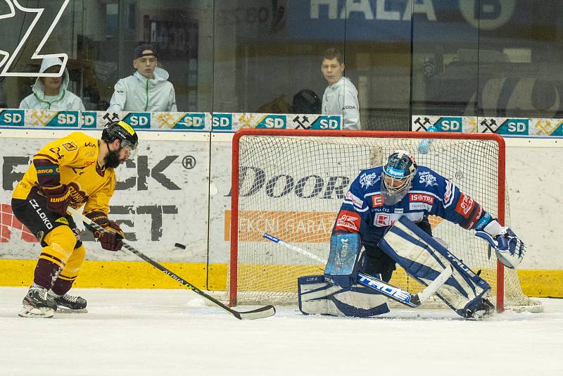 Hokejisté Kladna (v modrém) rozhodli třetí třetinu pátého barážového souboje s Duklou góly Matěje Berana a Tomáše Plekance a zůstávají extraligoví I pro další sezónu 2022/2023.