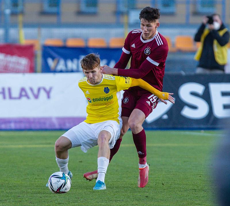 Jihlavští fotbalisté (ve žlutém) remizovali ve dvanáctém kole FORTUNA:NÁRODNÍ LIGY s rezervou pražské Sparty 0:0.