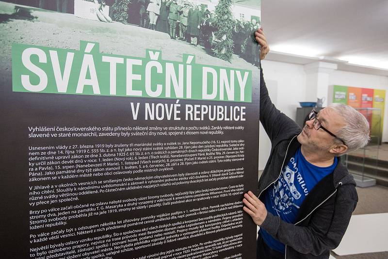 Instalace výstavy "100 let republiky - očekávání, naděje a skutečnost"