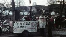 Masopustní veselí začíná po Třech králích. Průvody už druhým rokem nejsou, připomenout si je můžeme na historických fotkách. Tyto z Jezdovic u Třeště.