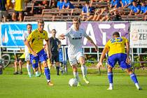 V loňském ročníku MOL Cupu v prvním kole trápili divizní fotbalisté Žďáru nad Sázavou (v bílém) druholigovou Jihlavu (ve žlutomodrém).