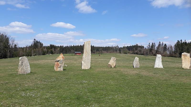 Resort Svaté Kateřiny v Počátkách bez návštěvníků. Kamenný kruh Druidů je i přesto v obležení turistů.