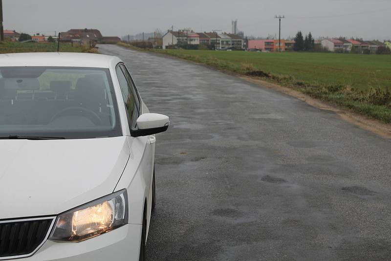 Silnice na Bradlo je plná záplat a najdou se na tam i hluboké díry, nový povrch jí bude slušet.