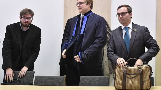 U soudu. V Jihlavě včera začalo hlavní líčení s předsedou Národní demokracie Adamem B. Bartošem (vpravo) a jeho spolustraníkem Ladislavem Zemánkem (vlevo). 