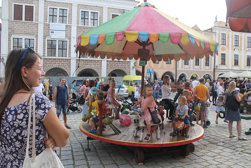 Velké oblibě dětí se těšit kolotoč s vyřezávanými figurkami na náměstí.