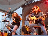Rockový zpěvák a kytarista Aleš Brichta se folkovému publiku v Telči líbil.