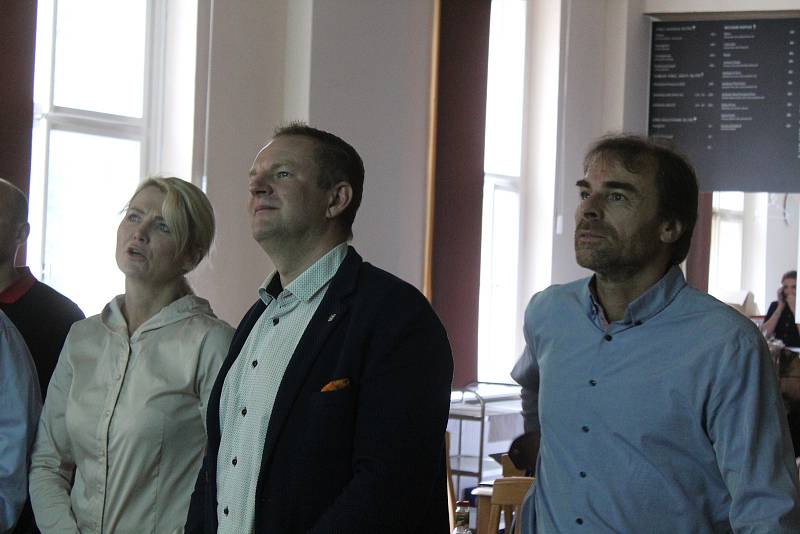 Kandidátka do Senátu Jana Nagyová, poslanec Martin Kukla a lídr jihlavského hnutí ANO Radek Popelka sledují průběžné výsledky voleb.