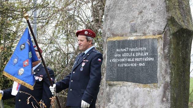 Stovky lidí se sešly v sobotu u památníku Adolfa Opálky v Ořechově nedaleko Telče, aby si připomenuly sedmdesáté výročí vojenské operace Out Distance. 