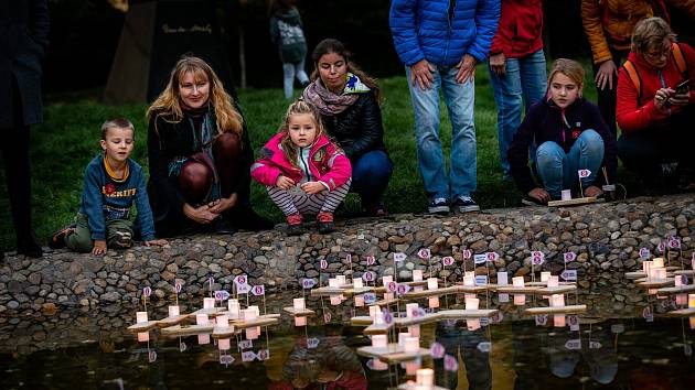 TJ Sokol Jihlava si v pátek 7. října připomněli tragické události dobrodružnou stezkou, pietním aktem a pouštěním lodiček.