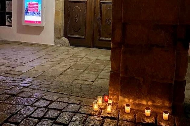 Pietní místa a vlajky na půl žerdi. Vysočina vzpomíná na oběti střelby v Praze
