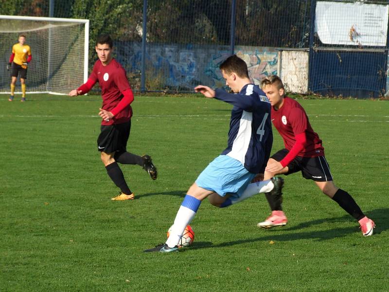 Starší dorostenci HFK Třebíč (v modrém) začali na půdě brněnské Sparty slibně, ale na vedoucí gól Benceho už nenavázali a naopak šestkrát inkasovali.