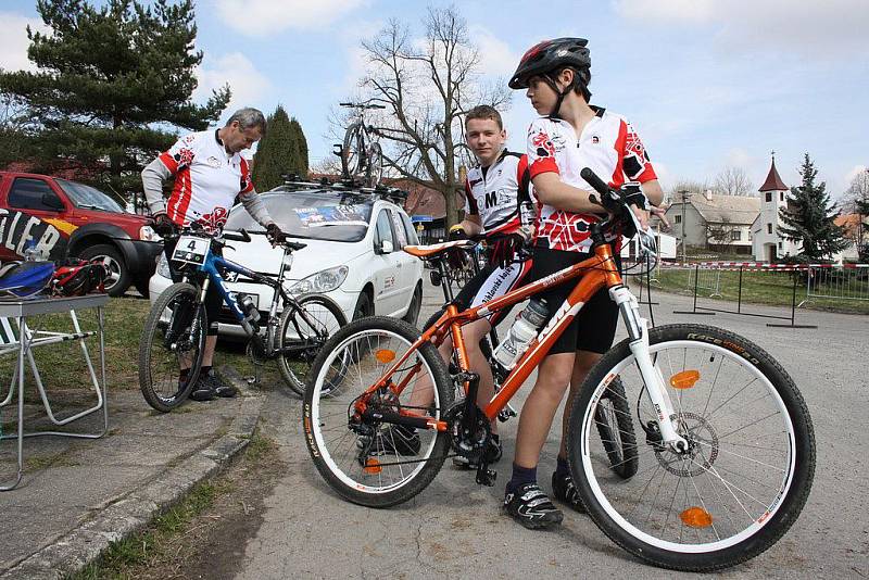 Putovní pohár třináctého ročníku oblíbeného štafetového cyklozávodu Okolo Zudova vrchu vyhrál tým Eurofoam.