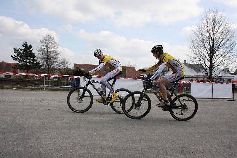 Putovní pohár třináctého ročníku oblíbeného štafetového cyklozávodu Okolo Zudova vrchu vyhrál tým Eurofoam.