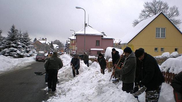 Dobrovolníci na úklid sněhu v Pelhřimově do ulic jen tak nevyrazí.