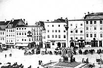 Tak to bylo. Život na centrálním jihlavském náměstí s morovým sloupem před rokem 1900. Pohled od kostela svatého Ignáce.