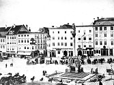 Tak to bylo. Život na centrálním jihlavském náměstí s morovým sloupem před rokem 1900. Pohled od kostela svatého Ignáce.
