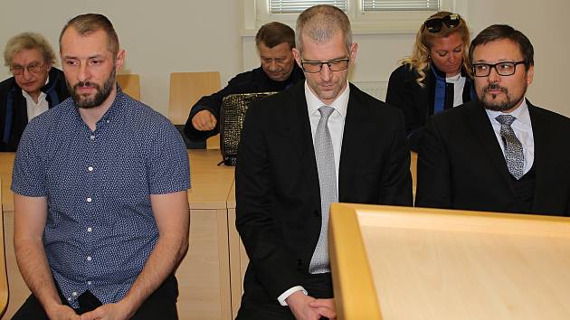 Zleva - Ivan Padělek, Ladislav Čepera, Michal Kašpar na lavici obžalovaných před Okresním soudem v Jihlavě.