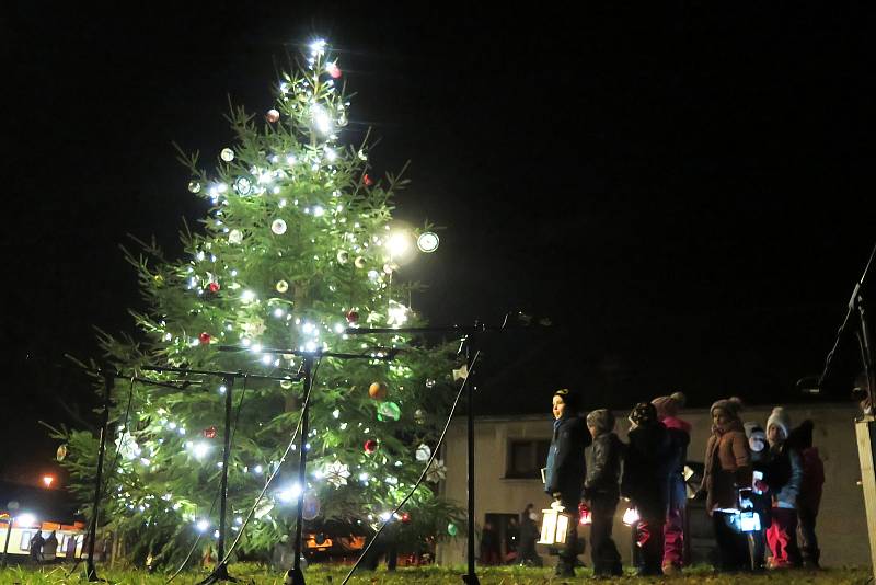 V Kamenici u Jihlavy rozsvítili vánoční strom. Předcházely tomu dětské dílničky a adventní jarmark.